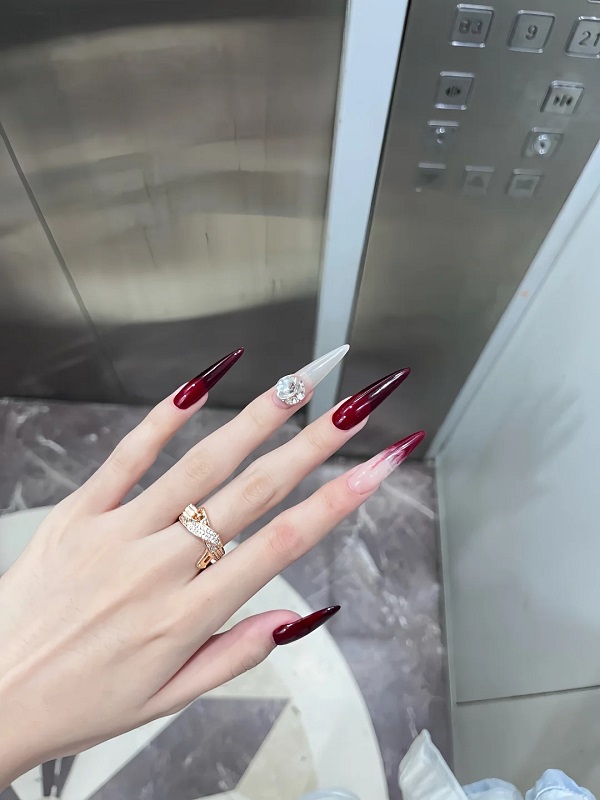 🌺 Mẫu Nail Đỏ Trắng – Sự Kết Hợp “Cháy Phết” Cho Mọi Phong Cách 🌺 23 Mau Nail Do Trang Mang Phong Cach Han Quoc