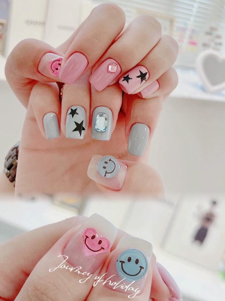 Mẫu nail mặt cười đẹp, dễ thương: Gợi ý hot trend năm 2025 Mau Nail Mat Cuoi Dinh Da Don Gian 768x1024
