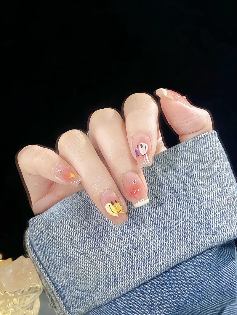 Mẫu nail mặt cười đẹp, dễ thương: Gợi ý hot trend năm 2025 Mau Nail Mat Cuoi Ket Hop Hieu Ung Ombre