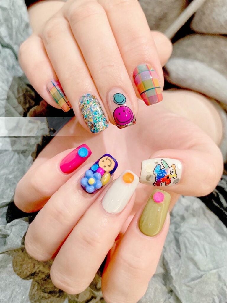Mẫu nail mặt cười đẹp, dễ thương: Gợi ý hot trend năm 2025 Mau Nail Mat Cuoi Mix Mau Tone Pastel 768x1024