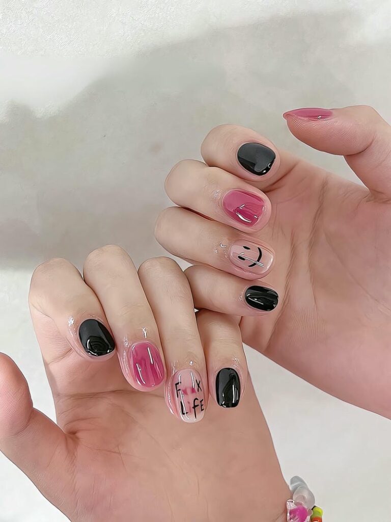 Mẫu nail mặt cười đẹp, dễ thương: Gợi ý hot trend năm 2025 Mau Nail Mat Cuoi Tone Den Hong 768x1024