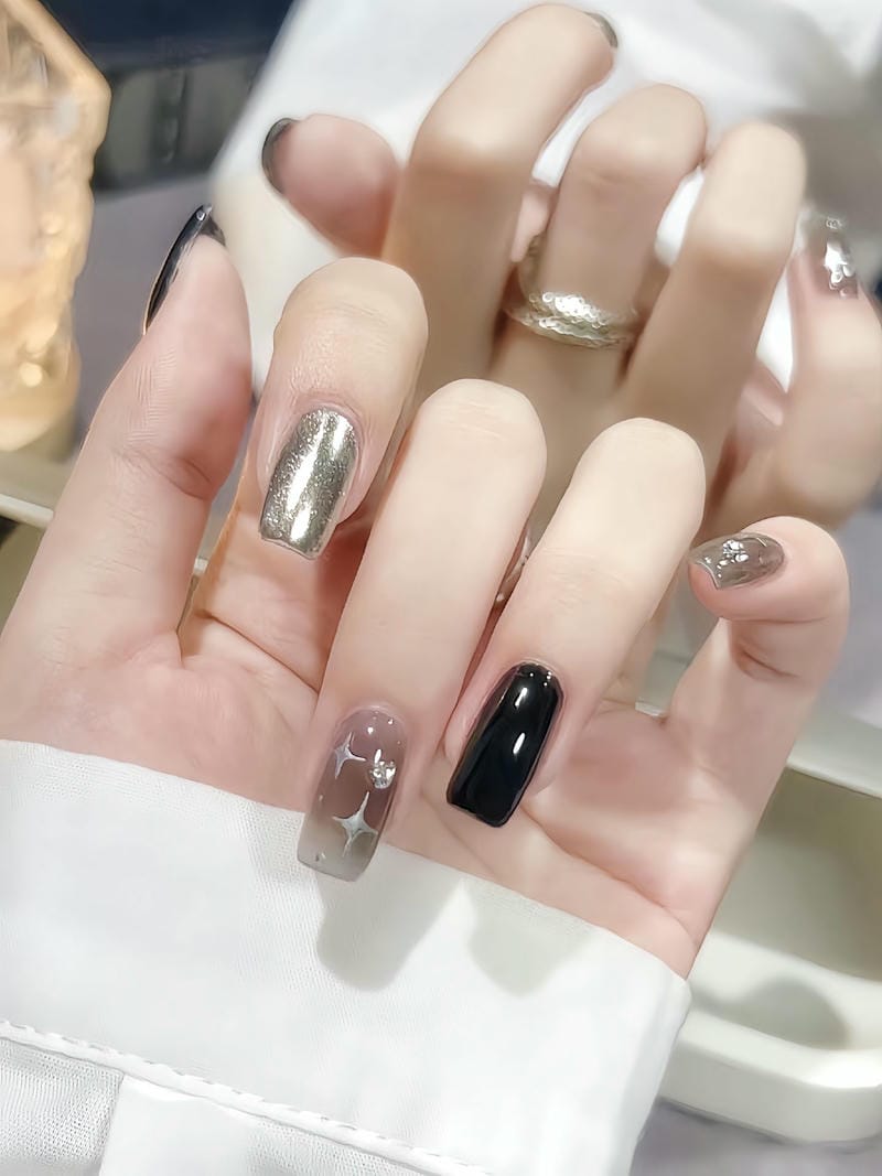 Mẫu Nail Màu Bạc 50+ Thiết Kế Sang Trọng & Cuốn Hút 2025 Mau Nail Mau Bac Den Ca Tinh