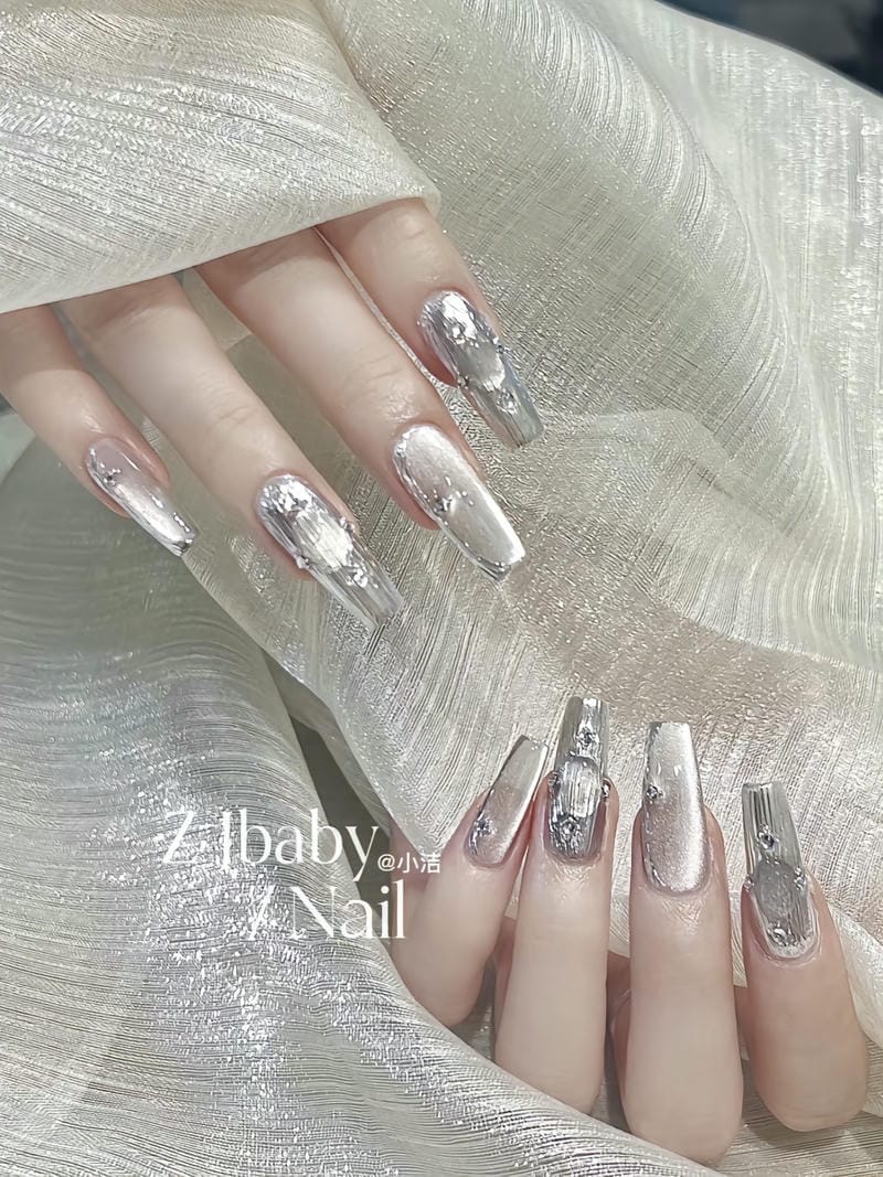 Mẫu Nail Màu Bạc 50+ Thiết Kế Sang Trọng & Cuốn Hút 2025 Mau Nail Mau Bac Form Vuong Dai