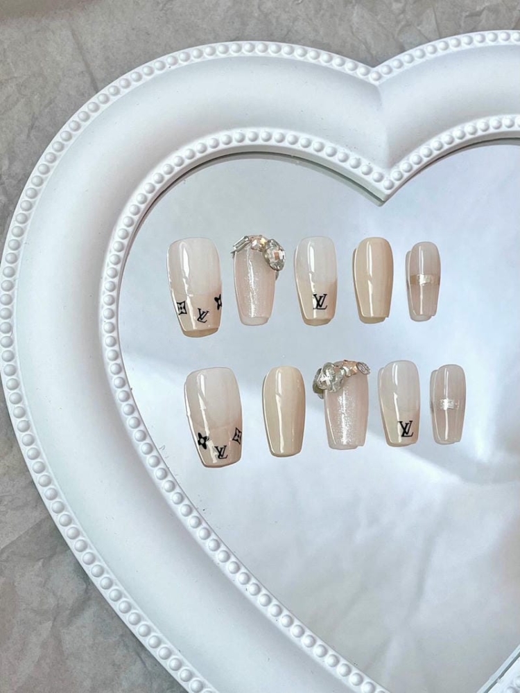 Mẫu nail LV sang chảnh được các nàng yêu thích nhất 2025 Mau Nail Mau Nude Hoa Tiet Lv Ket Hop Dinh Da Khoi Sang Trong