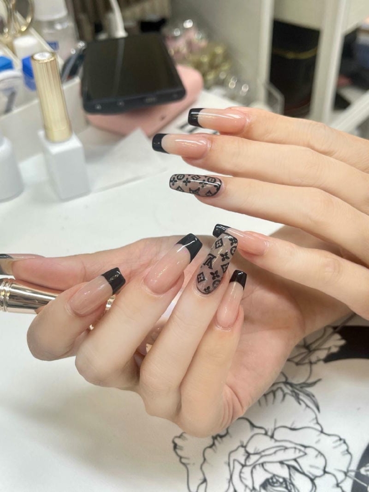 Mẫu nail LV sang chảnh được các nàng yêu thích nhất 2025 Mau Nail Son Nude Dau Mong Den Cung Hoa Tiet Lv Sang Chanh