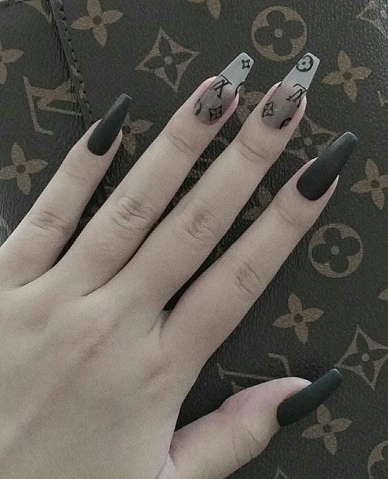 Mẫu nail LV sang chảnh được các nàng yêu thích nhất 2025 Mau Nail Tong Mau Den Nham Hoa Tiet Lv Ca Tinh Sang Trong