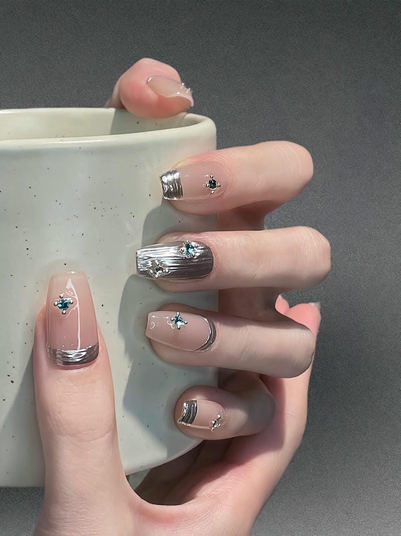 Mẫu Nail Màu Bạc 50+ Thiết Kế Sang Trọng & Cuốn Hút 2025 Mau Nail Trang Guong Bac Desgin Dep