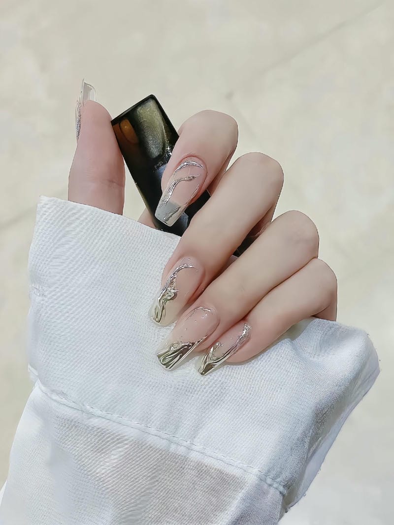 Mẫu Nail Màu Bạc 50+ Thiết Kế Sang Trọng & Cuốn Hút 2025 Mau Nail Trang Guong Bac Vien Noi