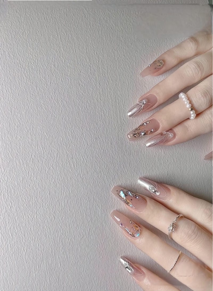 Top những mẫu nail móng thang vuông hiện đại sắc sảo, tôn dáng tay 2 Mau Nail Trang Guong Form Thang Dep