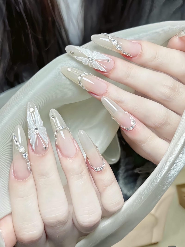Top 25 mẫu nail bướm vẽ xinh đẹp, quyến rũ và ấn tượng 12 Mau Nail Ve Buom Dinh Da Sang Chanh
