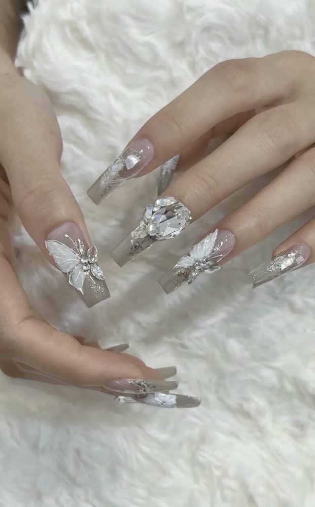Top 25 mẫu nail bướm vẽ xinh đẹp, quyến rũ và ấn tượng 18 Mau Nail Ve Buom Ket Hop Dinh Da Khoi Sang Chanh Sang Tay 768x1236