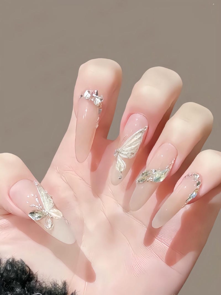 Top 25 mẫu nail bướm vẽ xinh đẹp, quyến rũ và ấn tượng 19 Mau Nail Ve Buom Ket Hop Dinh Da Nhe Nhang Sang Tay