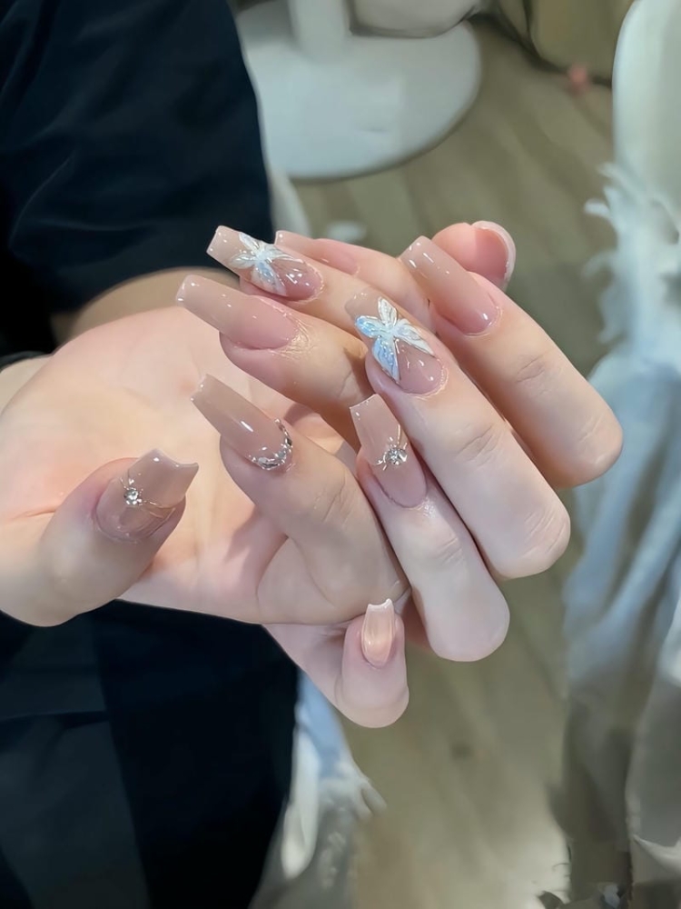 Top 25 mẫu nail bướm vẽ xinh đẹp, quyến rũ và ấn tượng 24 Mau Nail Ve Buom Trang Don Gian Dep