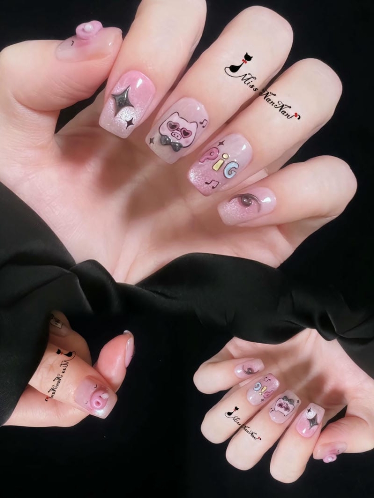Gợi ý các mẫu nail hình con heo ủn ỉn xinh xắn, đáng yêu 15 Mau Nail Ve Con Heo Ngo Nghinh