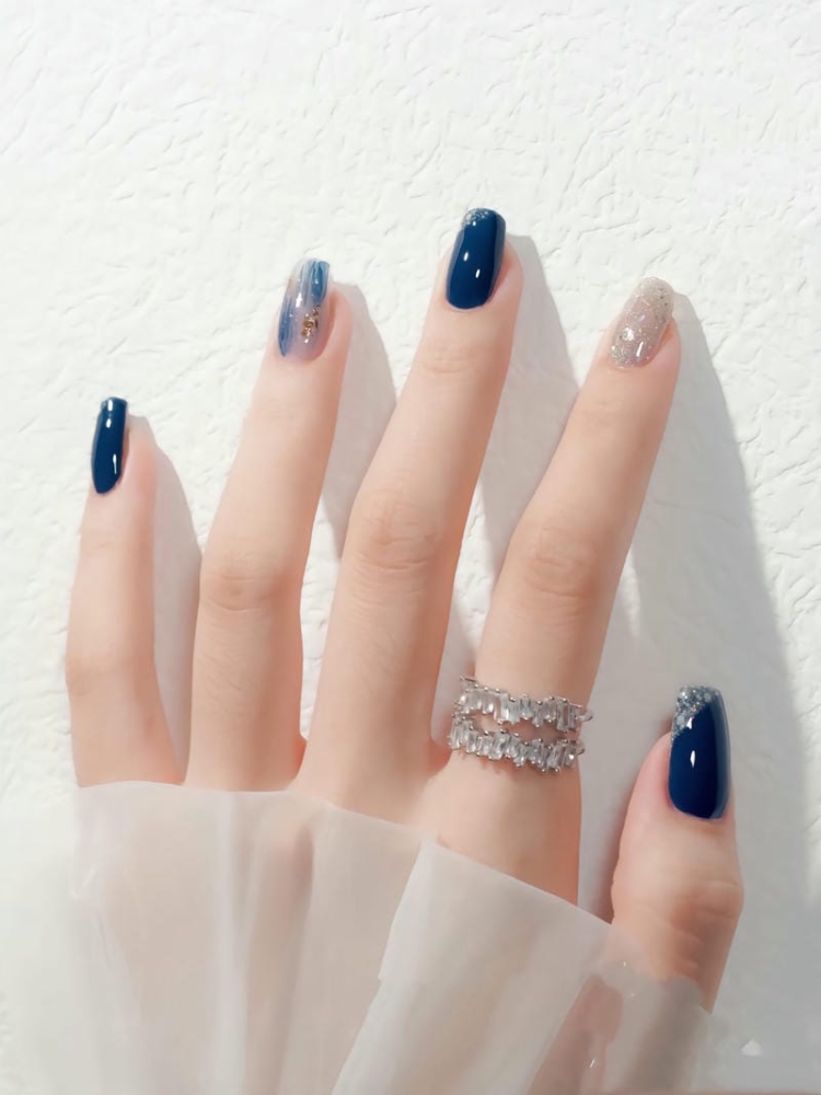 20+ Mẫu nail màu xanh coban sành điệu sang chảnh cho các nàng 12 Mau Nail Xanh Coban Mix Nhu Sang Tay