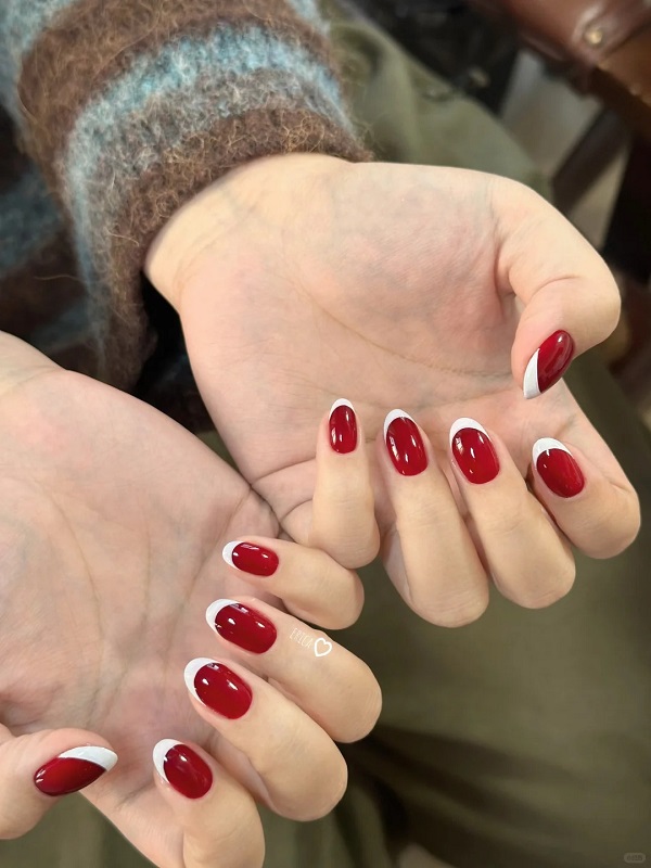 🌺 Mẫu Nail Đỏ Trắng – Sự Kết Hợp “Cháy Phết” Cho Mọi Phong Cách 🌺 14 Nail Do Trang Voi Hoa Tiet Trai Tim De Thuong