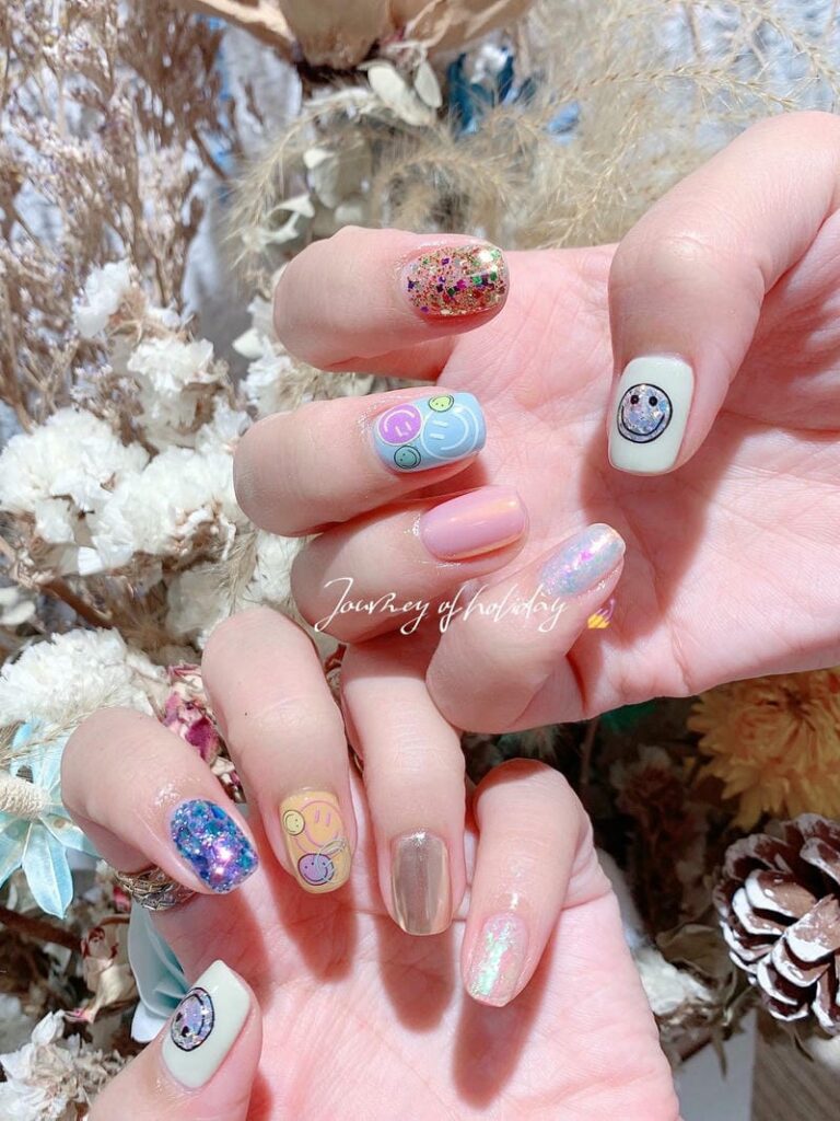 Mẫu nail mặt cười đẹp, dễ thương: Gợi ý hot trend năm 2025 Nail Mat Cuoi Mix Mau Sang Tay 768x1024