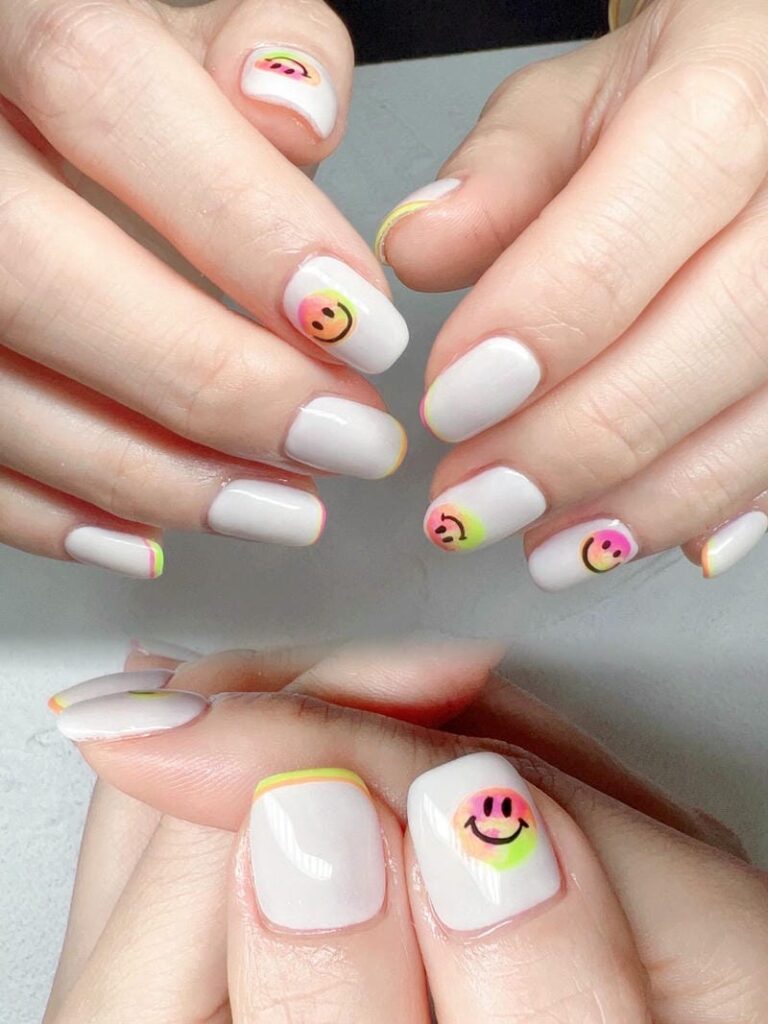 Mẫu nail mặt cười đẹp, dễ thương: Gợi ý hot trend năm 2025 Nail Mat Cuoi Tone Trang Don Gian 768x1024