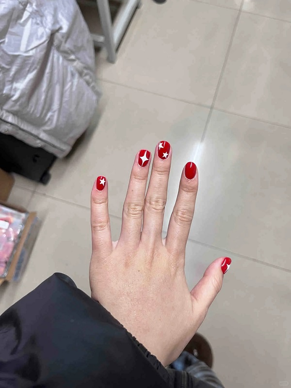 🌺 Mẫu Nail Đỏ Trắng – Sự Kết Hợp “Cháy Phết” Cho Mọi Phong Cách 🌺 15 Nail Mau Do Trang Danh Cho Mong Tay Ngan