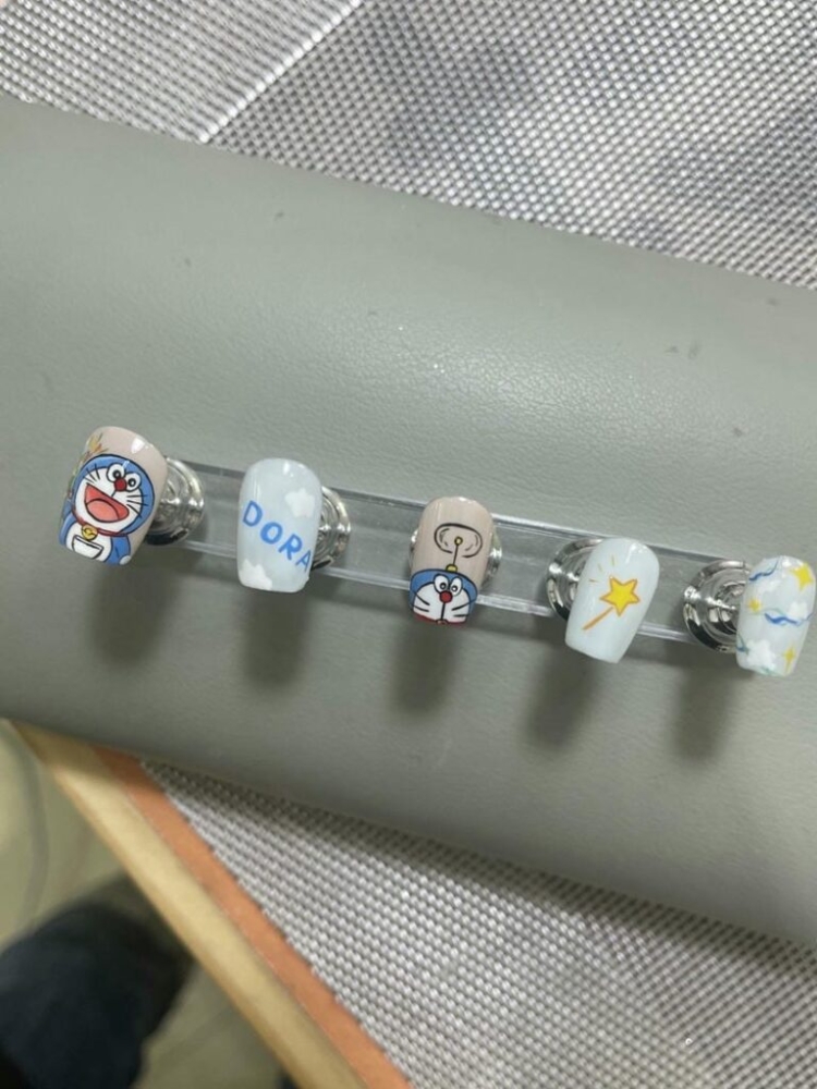 10+ mẫu nail vẽ Doremon đáng yêu cho các nàng mê anime 10 Nail Ve Doraemon Dep Don Gian 768x1024