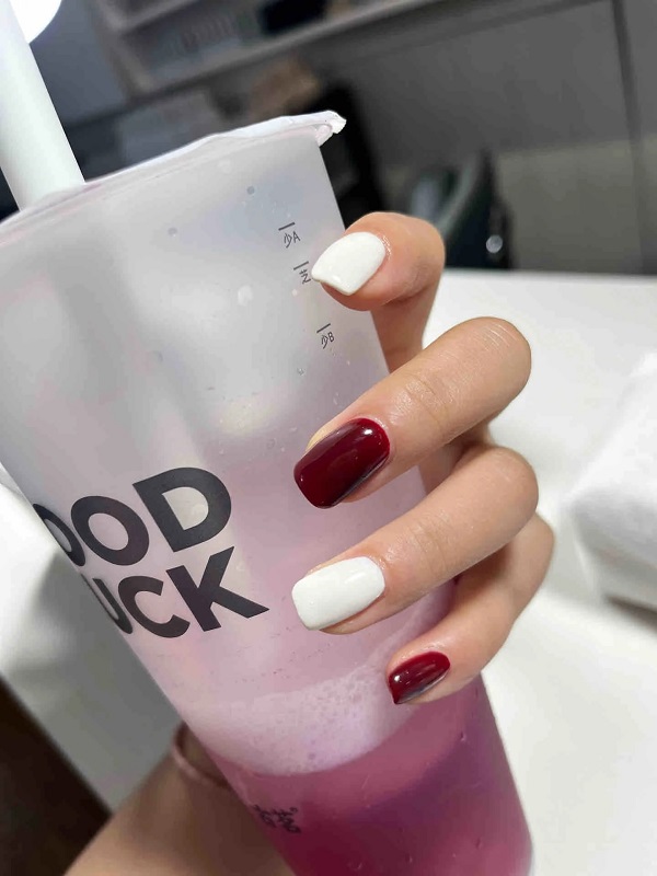 🌺 Mẫu Nail Đỏ Trắng – Sự Kết Hợp “Cháy Phết” Cho Mọi Phong Cách 🌺 18 Thiet Ke Nail Do Trang Danh Cho Mua Le Hoi