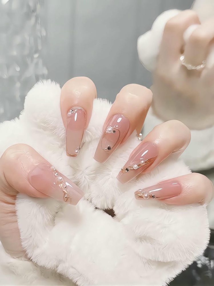 Top những mẫu nail móng thang vuông hiện đại sắc sảo, tôn dáng tay 6 Mau Mong Thang Mau Thach Nhe Nhang
