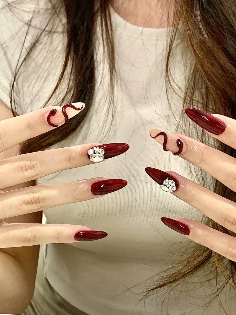 40+ Mẫu Nail Con Rắn Đẹp – Quyến Rũ, Cá Tính Và Thần Bí 1 Mau Nail Ran Noi Ket Hop Dinh Da Sang Tay (1)