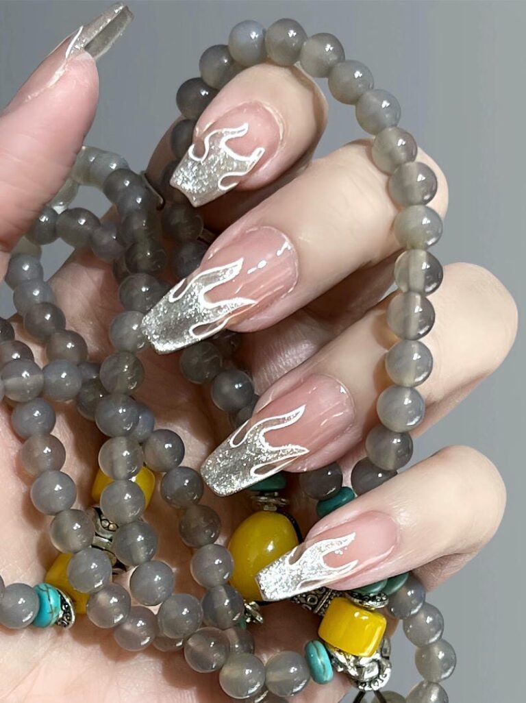 20+ mẫu nail ngọn lửa độc đáo, cá tính cực cháy cho nàng phá cách 1 Mau Nail Ve Ngon Lua Don Gian Dep 768x1026