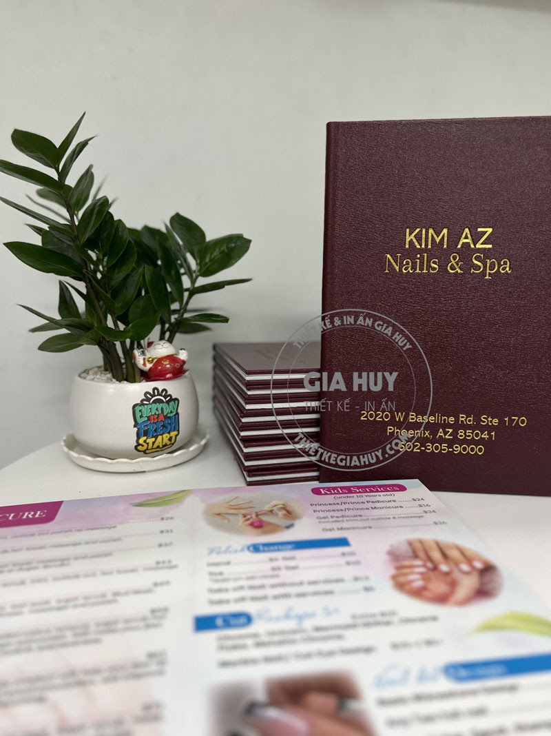 Ảnh bìa nail đẹp ấn tượng với logo ép kim trên bìa da, tạo điểm nhấn thương hiệu
