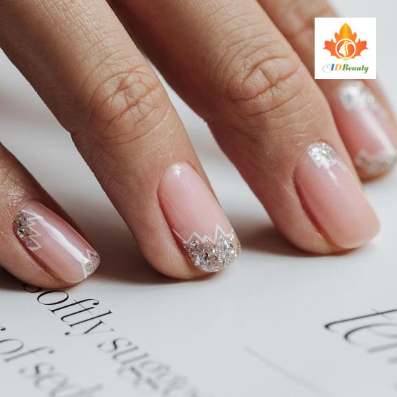 Ảnh nail đẹp với góc chụp cận cảnh, làm nổi bật đường nét và họa tiết tinh xảo