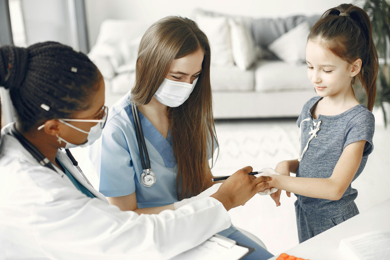 Bác sĩ kiểm tra móng tay bé