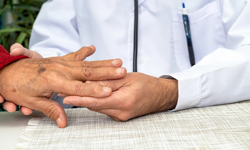 Bác sĩ thăm khám chẩn đoán đau đầu móng tay cái