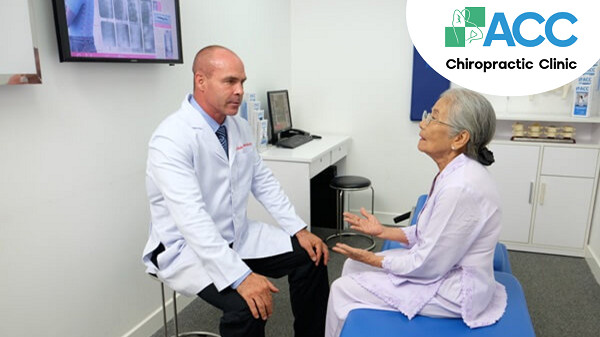 Tê Đầu Móng Tay: Nguyên Nhân, Cách Chẩn Đoán & Điều Trị Hiệu Quả bác sĩ tư vấn phương pháp trị liệu thần kinh cột sống cho tình trạng tê đầu móng tay