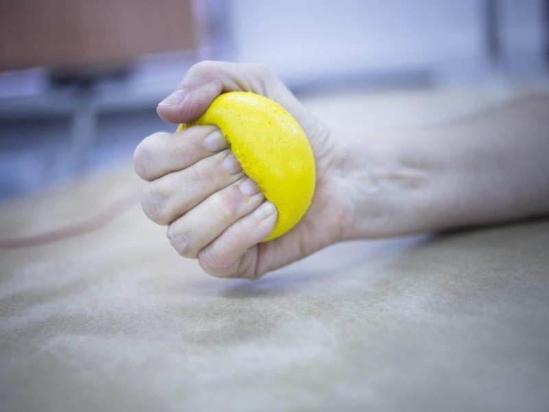 Bài tập với bóng nhỏ giúp giảm đau đầu móng tay cái