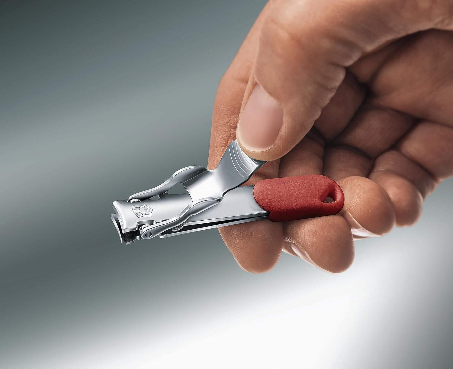 Bấm móng tay Victorinox màu đỏ nổi bật với thiết kế nhỏ gọn, chất liệu thép không gỉ cao cấp