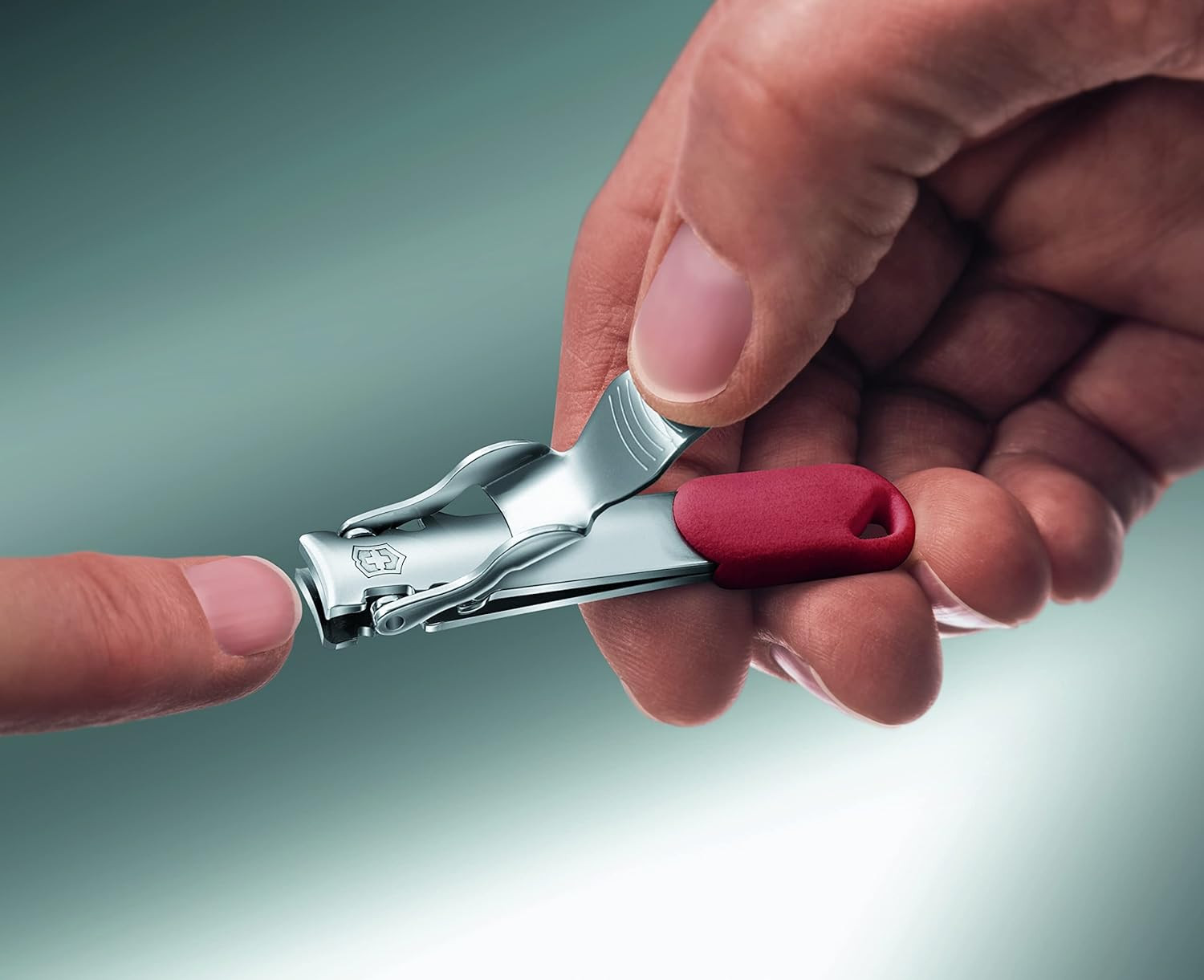 Bấm móng tay Victorinox vừa vặn trong lòng bàn tay, mang lại cảm giác chắc chắn khi sử dụng