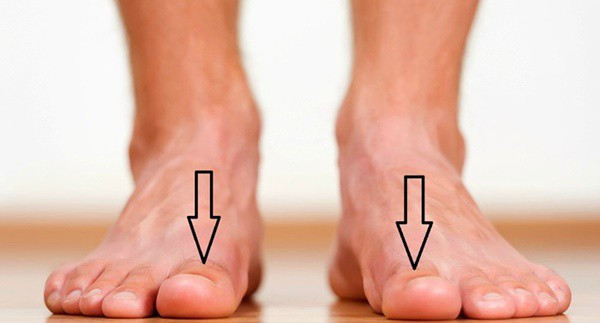 Bàn chân có móng chân trắng bợt, hình bán nguyệt mờ nhạt