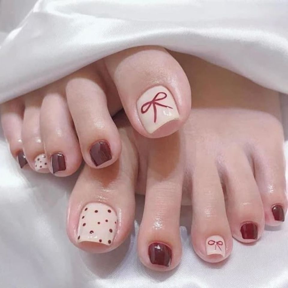 Bàn chân đang được dưỡng ẩm, giữ cho móng chân màu nude luôn đẹp