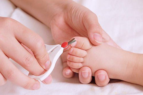 Bàn chân nhỏ của trẻ sơ sinh với móng chân cần được cắt tỉa, tránh lỡ cắt móng tay cho trẻ sơ sinh bị chảy máu