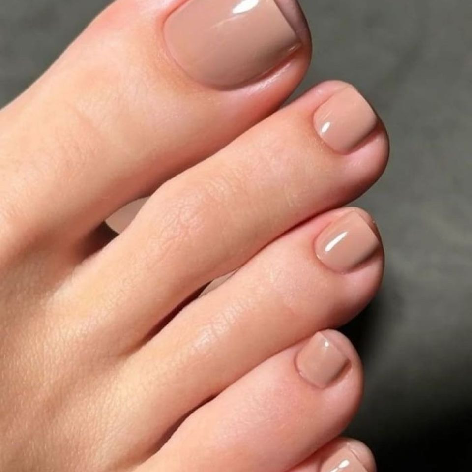 Bàn chân với móng chân màu nude sữa đơn giản mà tinh tế