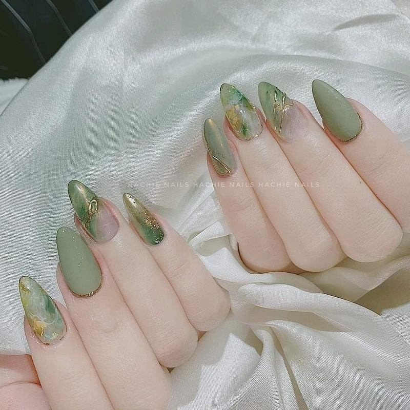 Bạn có thể sơn móng màu xanh lá hiệu ứng vân đá bắt mắt