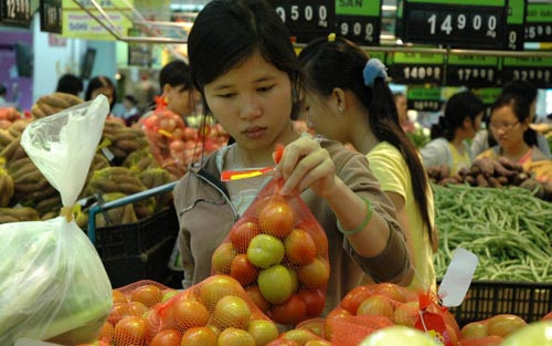 Bàn tay bị xước măng rô và da khô quanh móng tay do thiếu chất hoặc tác động môi trường