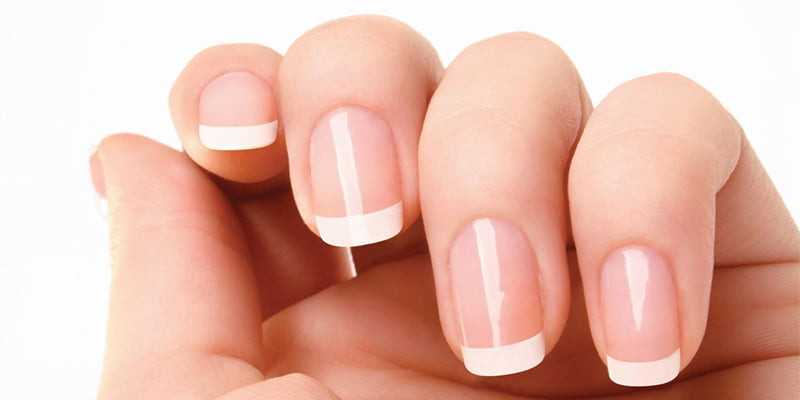 Bàn tay đang hoạt động, minh họa chức năng bảo vệ và hỗ trợ các hoạt động thường ngày của móng tay, giúp hiểu rõ hơn về vai trò của móng tay mau dài.
