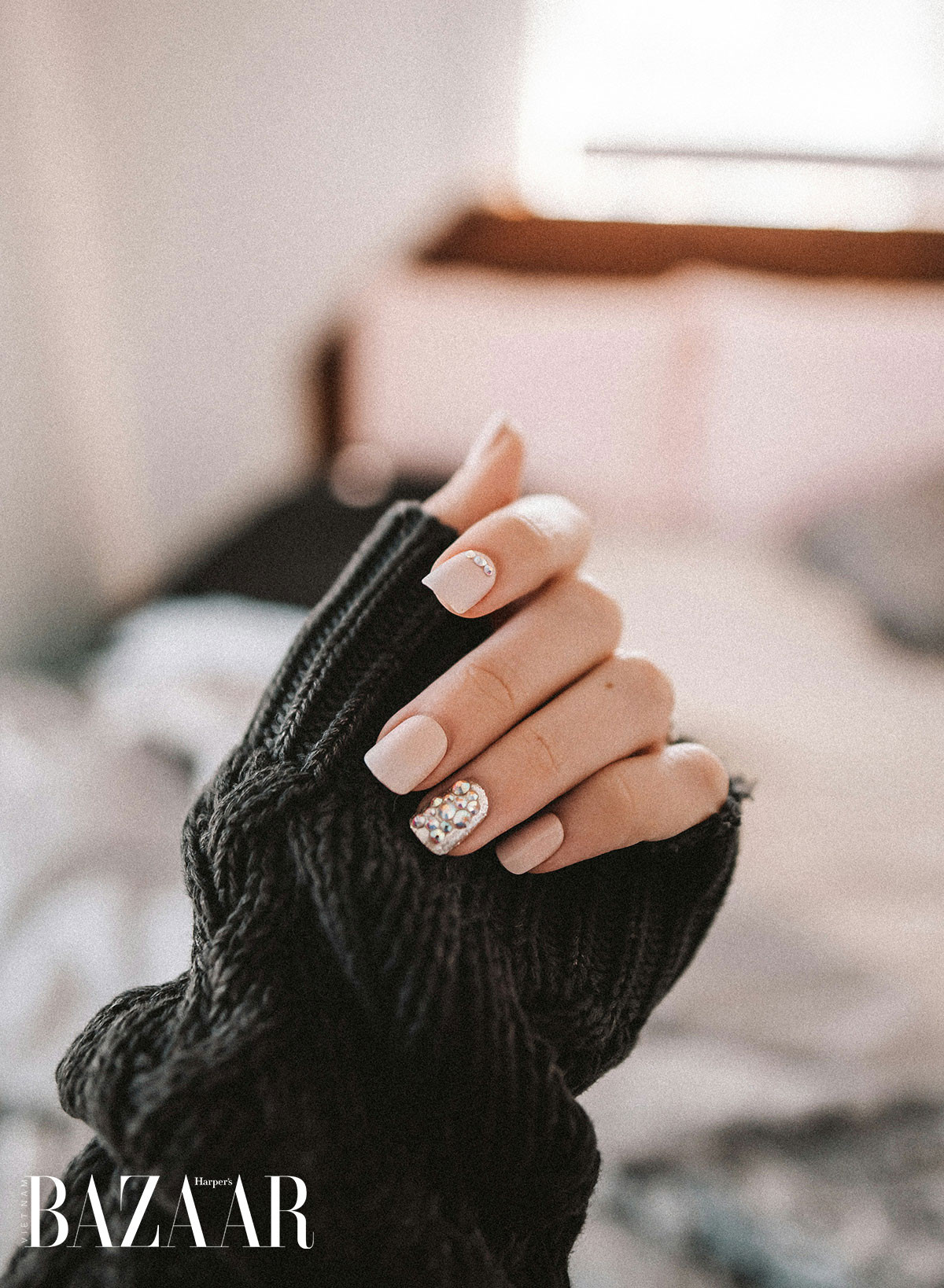 Bàn tay đeo găng tay chống tia UV khi làm móng, biện pháp hữu hiệu giảm nguy cơ lão hóa và ung thư da tay từ đèn gel.