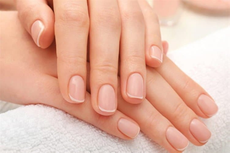 Bàn tay được chăm sóc tỉ mỉ với móng tay chắc khỏe và hồng hào, minh họa cách làm móng tay cứng hơn