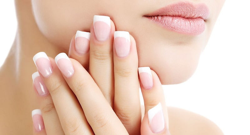 Bàn tay được chăm sóc với móng tay nhanh dài, thể hiện tốc độ phát triển ổn định