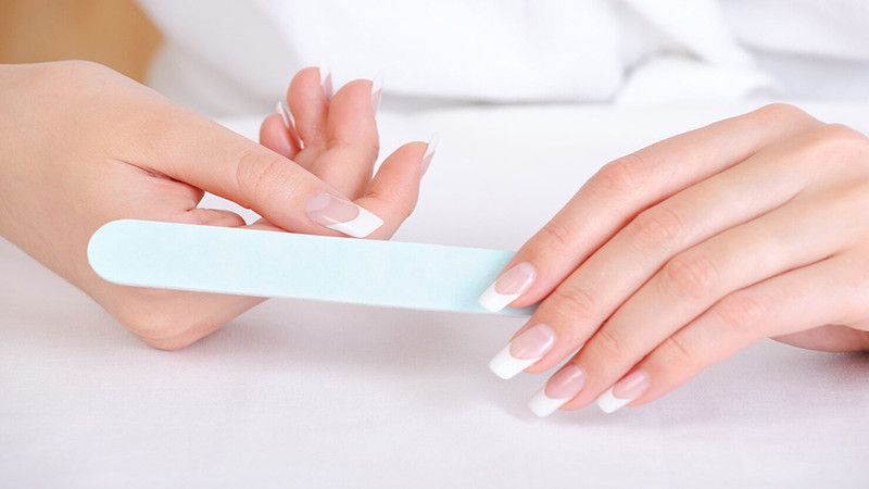 Dũa Móng Tay Có Hại Không? Sự Thật Từ Chuyên Gia Ảnh Nail Bàn tay được dũa móng cẩn thận, cho thấy tầm quan trọng của việc dũa móng tay đúng cách để bảo vệ sức khỏe tim mạch