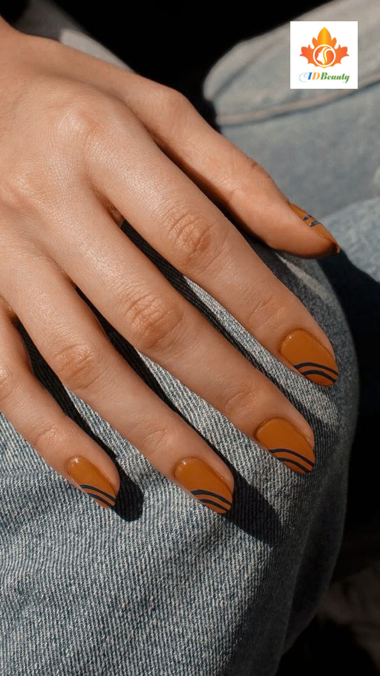 Bàn tay được làm nail nghệ thuật màu pastel, tạo dáng cầm một tách cà phê ấm áp, mang đến sự dễ chịu