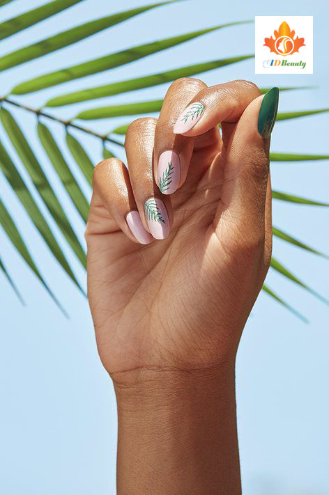 Bàn tay được làm nail tinh tế, tạo dáng chụp ảnh nail đẹp với ánh sáng dịu nhẹ