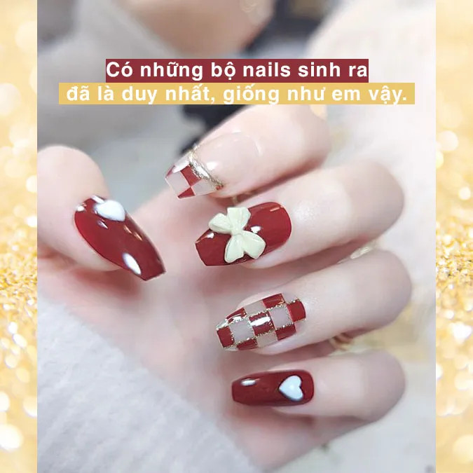 Bàn tay được sơn móng họa tiết chấm bi, một phong cách cap đăng ảnh nail cổ điển nhưng vẫn rất đáng yêu